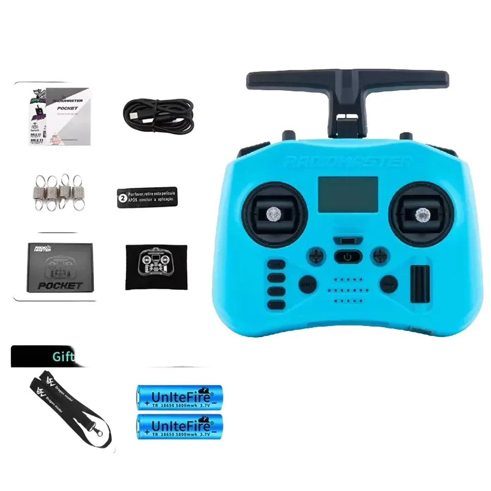 Télécommande RadioMaster Pocket bleue avec joysticks détachables, antenne pliable, et accessoires.