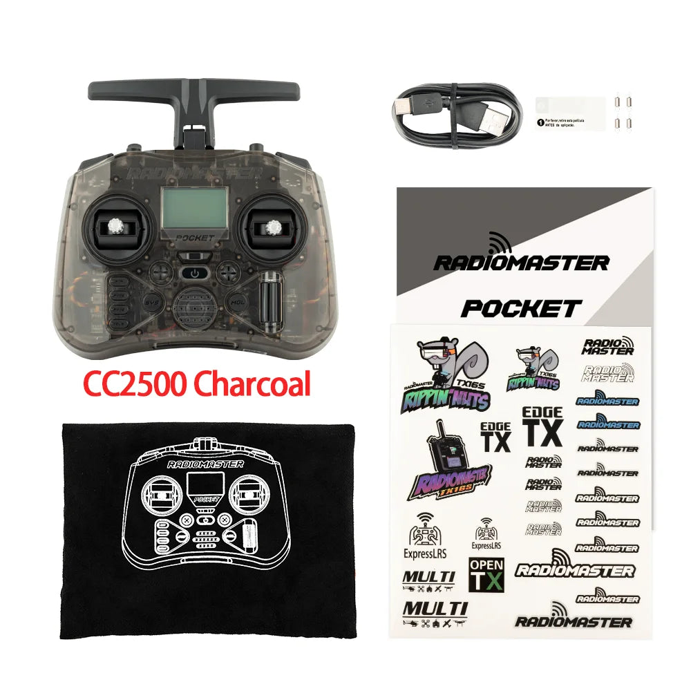 Radiomaster Pocket CC2500 Charcoal, émetteur compact transparent avec joysticks détachables, câble USB et autocollants.