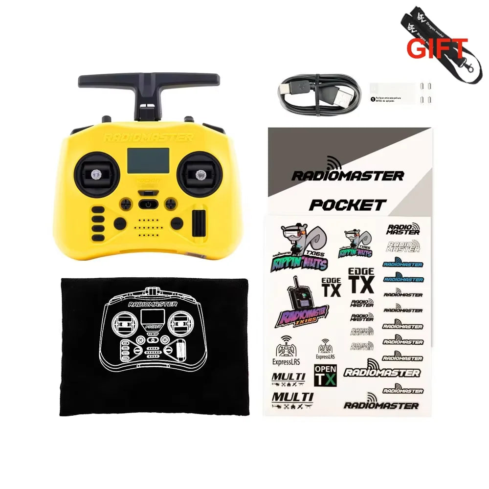 Radiomaster Pocket jaune avec joysticks détachables, câble USB, autocollants et sangle de cou.