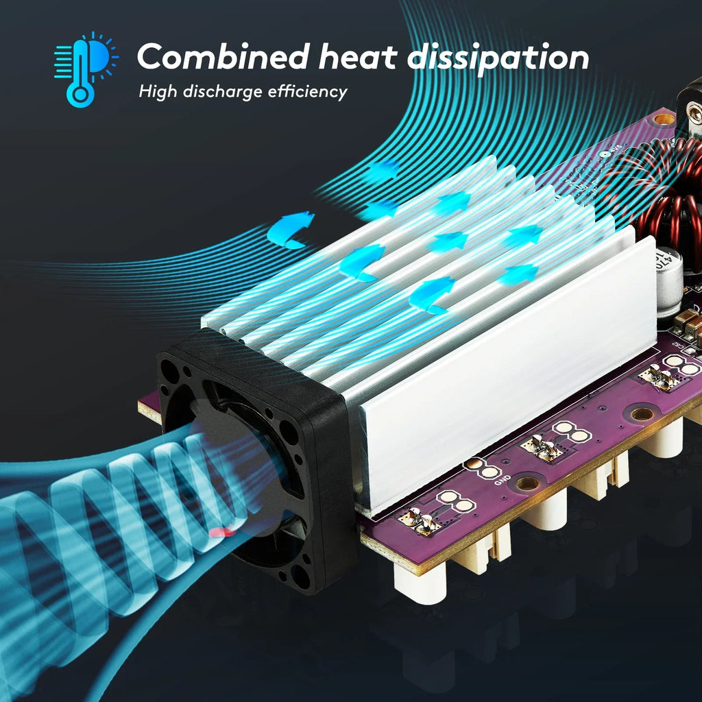 Dissipateur thermique CPU argenté avec ventilateur noir et flux d'air bleu sur une carte mère violette.