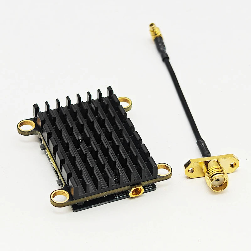 Transmetteur VTX FPV noir avec dissipateur thermique et connecteur d'antenne doré.