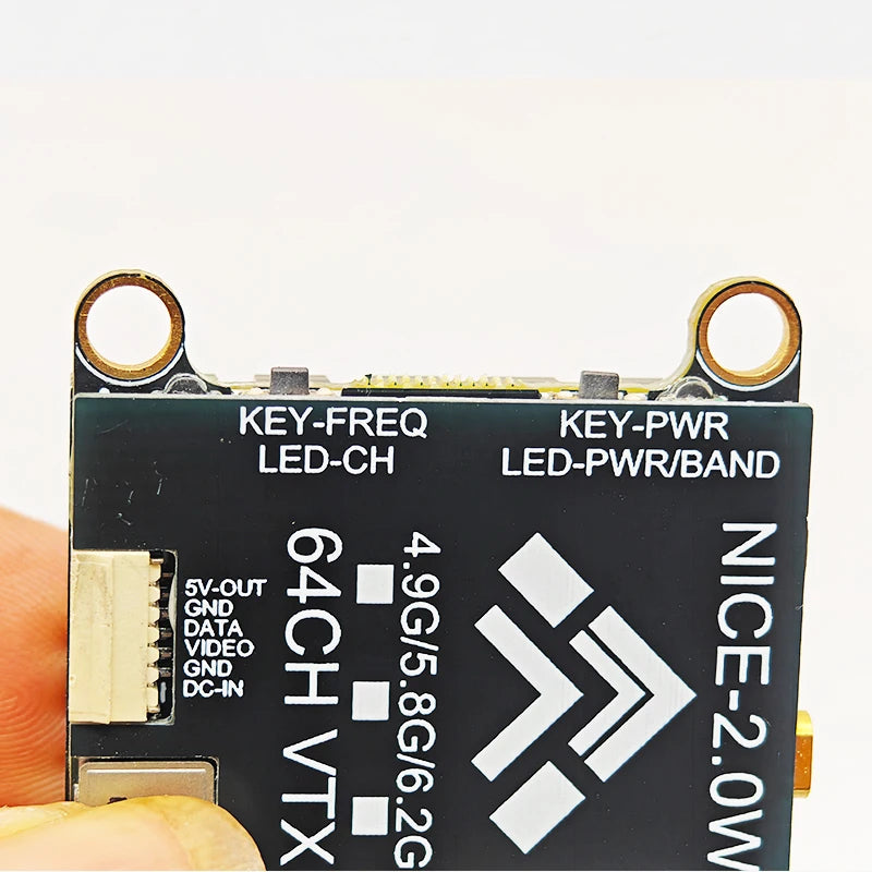 Transmetteur FPV VTX noir avec connecteurs dorés, affichant 64CH VTX et fréquences 4.9G/5.8G/6.2G.