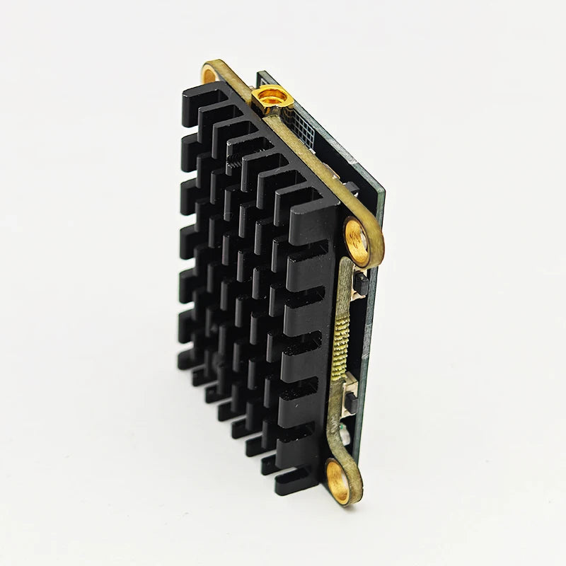 Transmetteur VTX FPV noir avec dissipateur thermique à ailettes et connecteurs dorés.