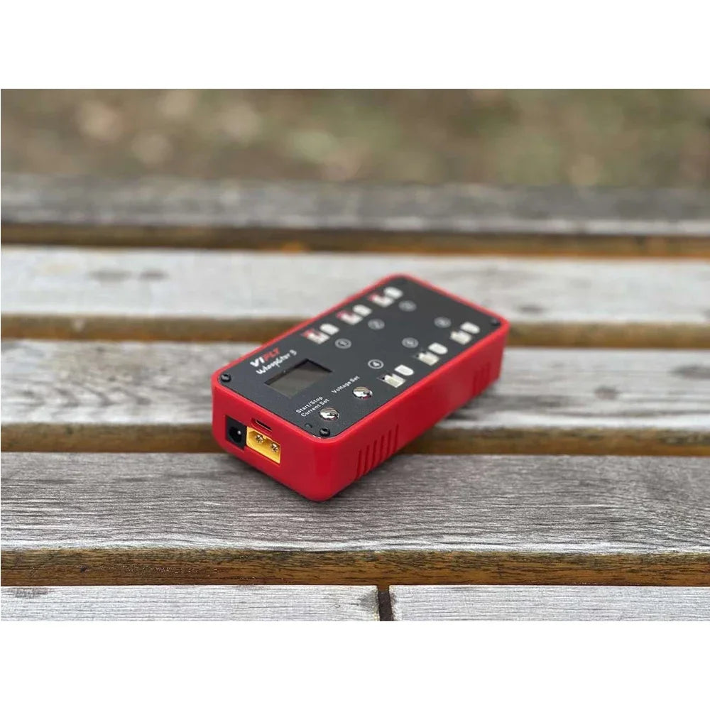 Chargeur déchargeur VIFLY WhoopStor 3 V3 rouge et noir pour batteries 1S LiPo avec 6 ports.