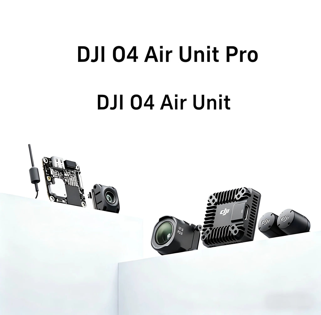 Deux unités aériennes DJI O4 noires, avec caméras et modules de transmission, sur des surfaces blanches.